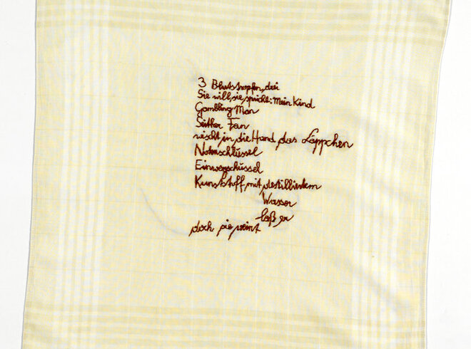 Sabine Groschup 3 Blutstropfen drei 2013/15 Textil/Textobjekt (Unikat) TdT #1 // a. d. Zyklus 101 Taschentücher der Tränen (2013–2017) 40,5 x 42 cm © Bildrecht, Wien 2023