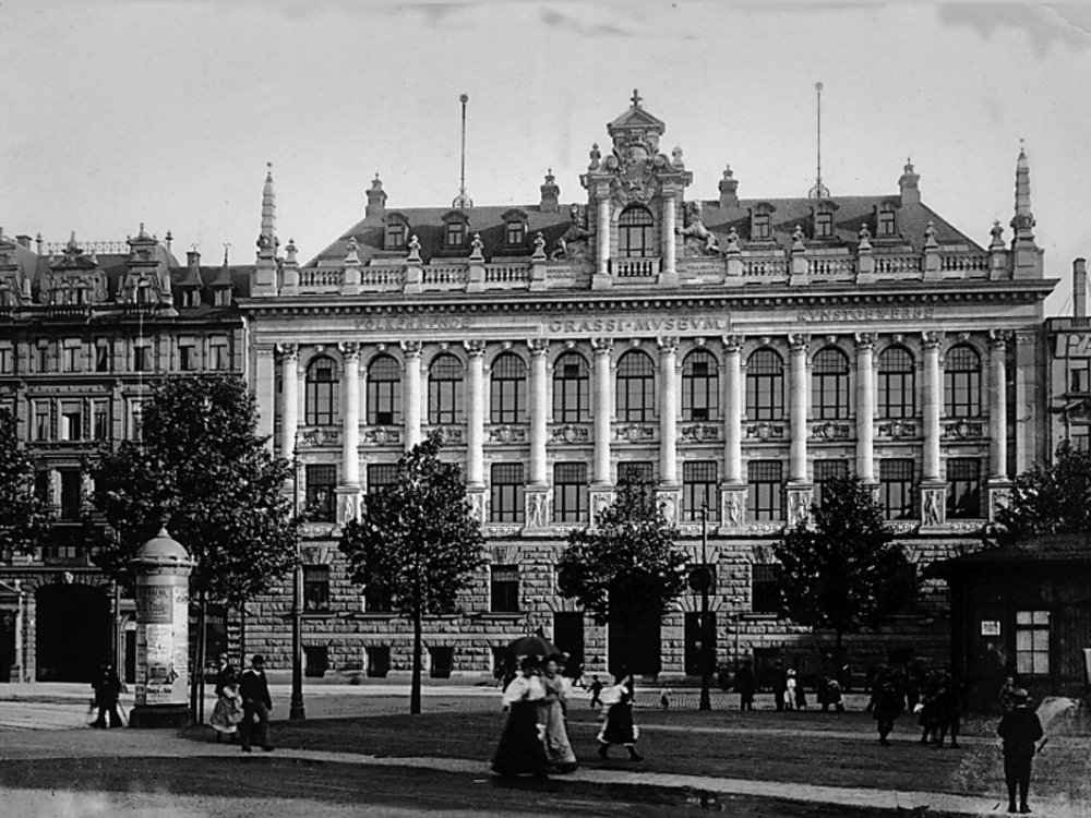 schwarz-weiß Fotografie des neu gebauten Grassi-Museums (heute Stadtbibliothek)