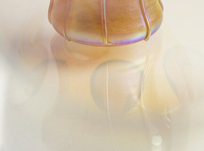 Miniatur-Vase (Detail); Entwerfer: Louis Comfort Tiffany, New York; Hersteller: Tiffany Glass & Decorating Company, New York, um 1905; Gefärbtes Glas und irisiertem Dekor; Schenkung Sammlung Pese, Nürnberg, 2020; Creditline: GRASSI MAK, F. Bielmeier