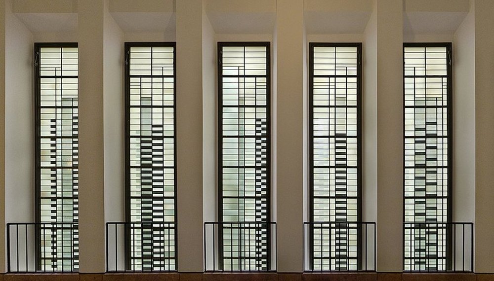 Fünf rechteckige, vertikal aufgestellte Buntglasfenster