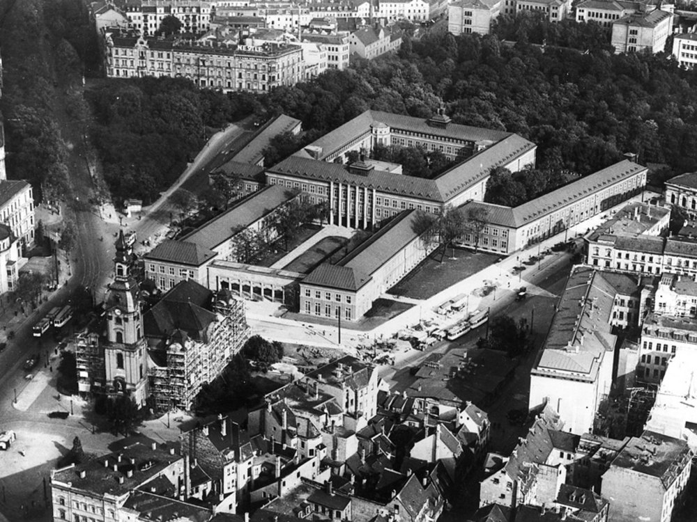schwarz-weißes Luftbild des neu gebauten Grassi-Museums, unten die Johanniskirche
