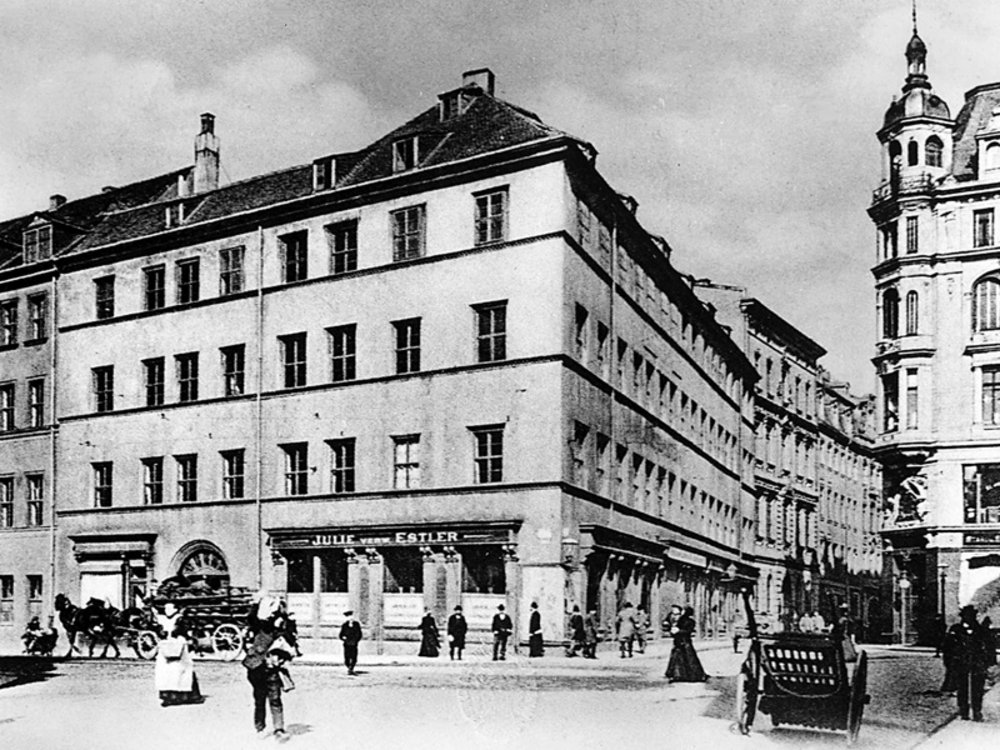 Schwarz-weiß Fotografie eines Eckgebäudes in einer Straßenzeile; erster Sitz des Kunstgewerbemuseums Leipzig