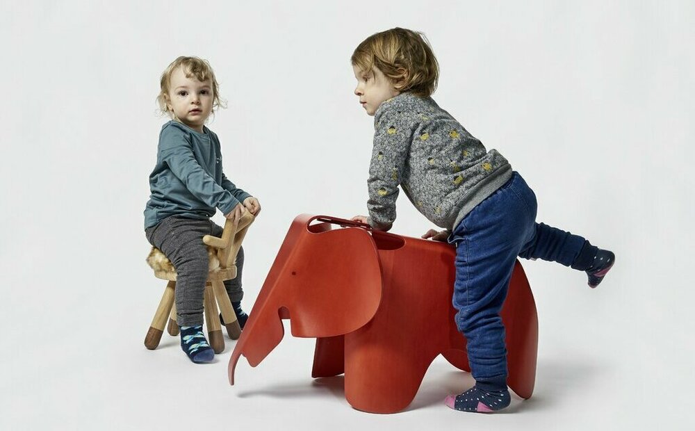 Der Bambistuhl von Takeshi Sawada und der Elefanten-Stuhl von Charles & Ray Eames sind bei den Kleineren sehr beliebt, Foto: Esther Hoyer