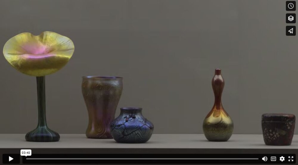 Screenshot eines Videos: verschieden Vasen des Jugenstils in einer Vitrine