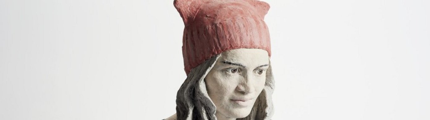 Stephanie Roos: Keramikbüste "Red hat", 2017. Foto: Esther Hoyer