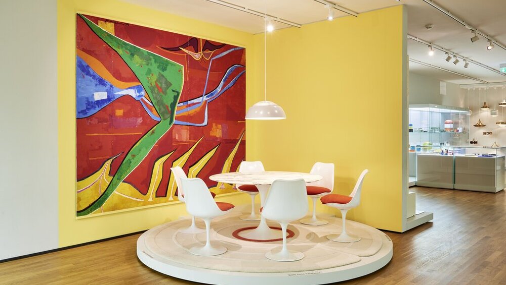 Eero Saarinen-Sitzgruppe und Wandbild Fühler im Raum von Hermann Naumann in der Ständigen Ausstellung_Foto Esther Hoyer