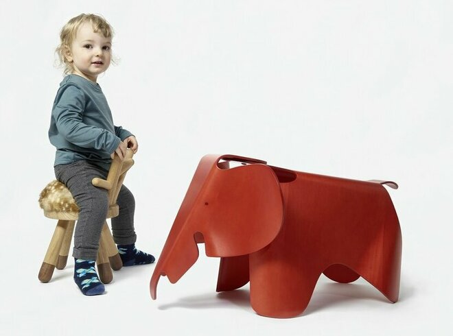 Der Bambistuhl von Takeshi Sawada und der Elefanten-Stuhl von Charles & Ray Eames sind bei den Kleineren sehr beliebt, Foto: Esther Hoyer