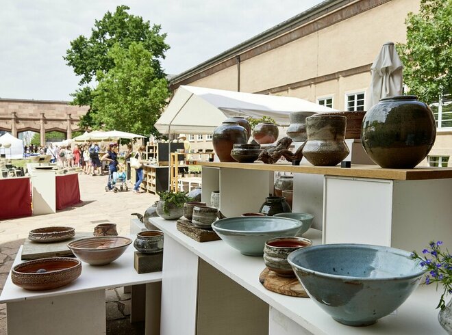 Ein Markt in Leipzig mit verschiedenen Keramik Kunstwerken