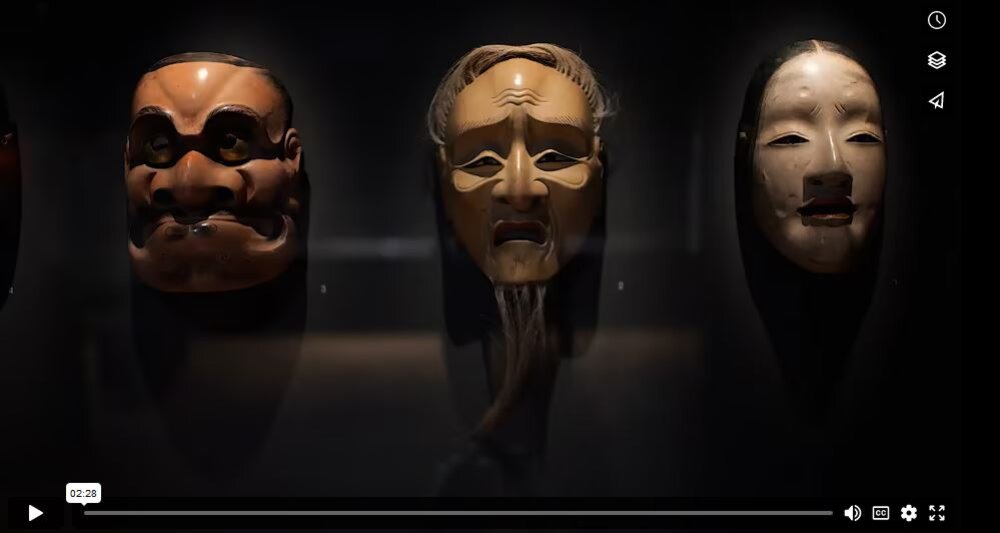 Screenshot eines Videos, zu sehen sind drei asiatische Masken