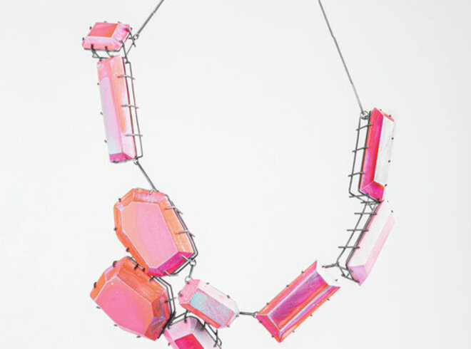 9_ Halsschmuck / Necklace: Pink Collier; Lilli Veers Lüneburg, 2012; Silber, Onyx, Papier, Kunststoff, gefärbter Harz /  Silver, onyx, paper, plastic, coloured resin; Foto: Felix Bielmeier