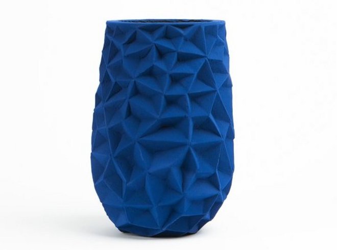 Moderne Blaue Vase mit Low Poly Musterung an den Wänden