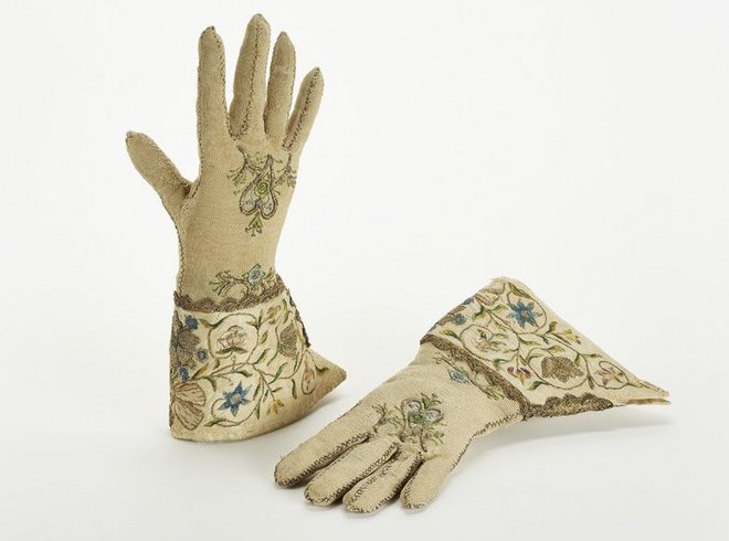 Damenhandschuhe aus dem 18. Jahrhundert mit edlen Verzierungen 