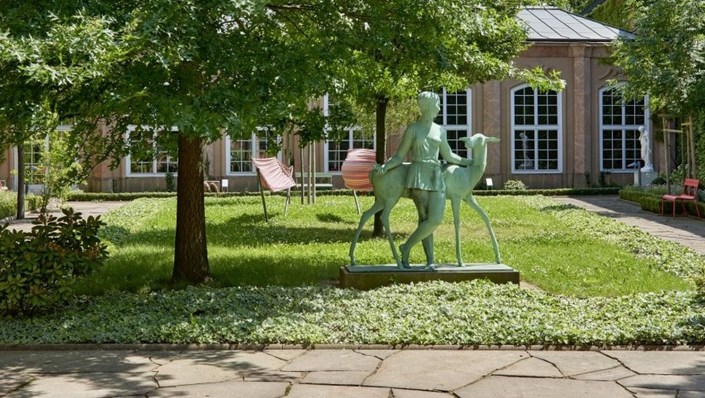 Rehgarten, mit Bronzefigur „Diana mit Hirschkuh“, Foto: Esther Hoyer