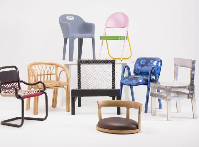 Viele Stühle in verschiedenen Formen, Farben und Designs