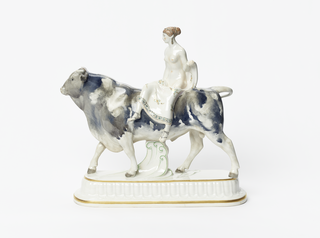 Bride (as Europa carried by a bull) from the „wedding procession“ Design: Adolf Amberg, Production: Königliche Porzellan-Manufaktur Berlin (KPM), 1909, Berlin, porcelain, painted, donation of Hermann Naumann, Dittersbach, Saxon Switzerland, 2022. Creditline: GRASSI Museum of Applied Arts, Leipzig. Picture made by Esther Hoyer.