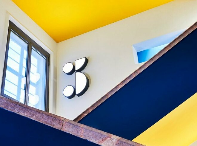 Juni 2020: Als Nachklang der Sonderausstellung BAUHAUS_SACHSEN leuchtet im Treppenhaus seit neuestem eine von Thomas Moecker konzipierte Installation mit Buchstaben und Zeichen aus der sogenannten Kombinationsschrift von Josef Albers