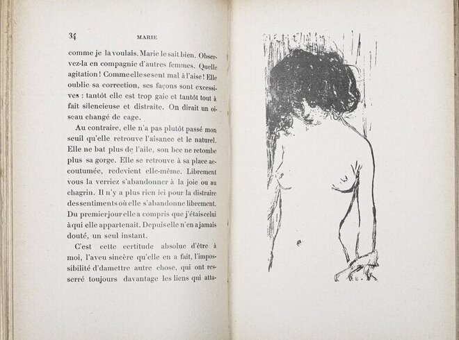 Fotografie einer Doppelseite eines Buches; linke Seite mit Text; rechte Seite schwarz-weißer Akt einer Frau mit gesenktem Kopf, sie ist nur von Kopf bis Hüfte zu sehen