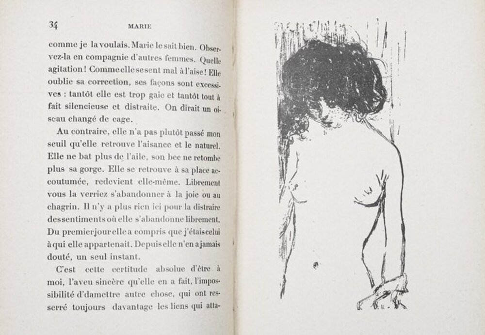 Fotografie einer Doppelseite eines Buches; linke Seite mit Text; rechte Seite schwarz-weißer Akt einer Frau mit gesenktem Kopf, sie ist nur von Kopf bis Hüfte zu sehen