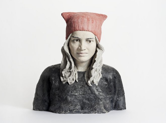 Stephanie Roos: Keramikbüste "Red hat", 2017. Foto: Esther Hoyer