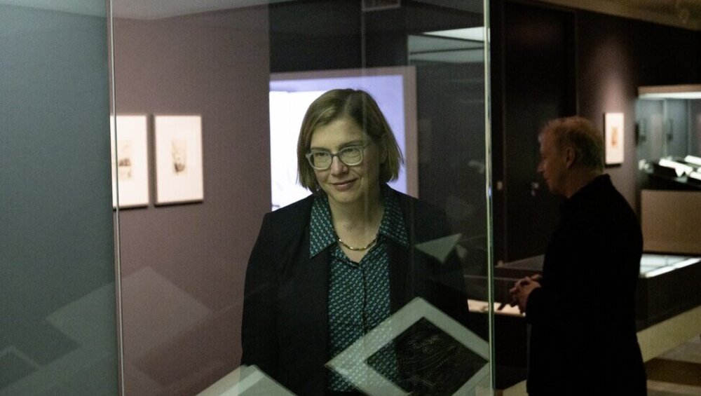 Dr. Skadi Jennicke, Bürgermeisterin und Beigeordneten für Kultur, in der Ausstellung, Foto: Felix Bielmeier