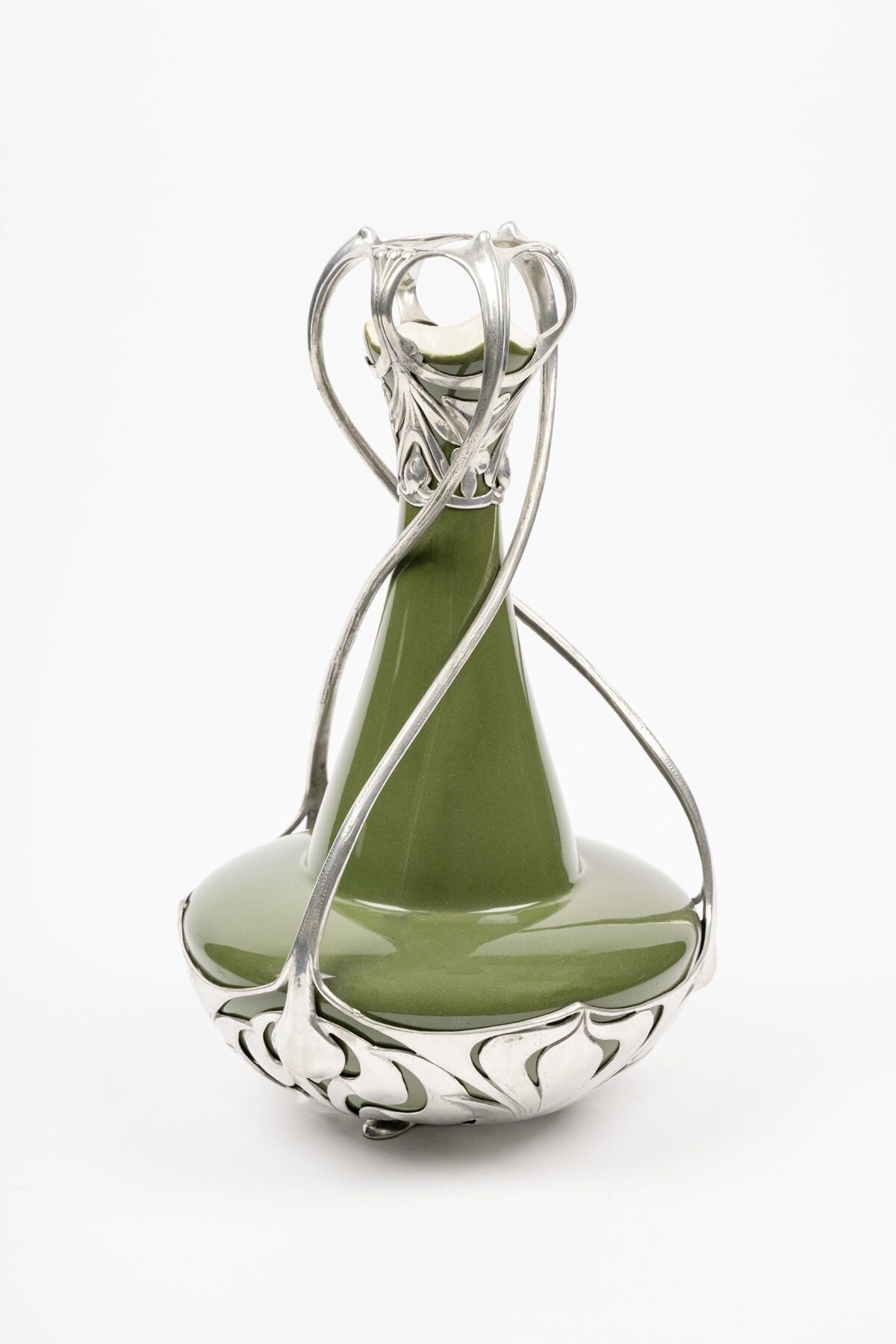 Vase Entwerfer: Bruno Paul (zugeschrieben) Hersteller: Walter Scherf & Co. 1899/1900, Nürnberg Zinn, gegossen, und Fayence, grün glasiert Schenkung Sammlung Pese, Nürnberg, 2020; Creditline: GRASSI MAK, Leipzig. Aufnahme: Felix Bielmeier