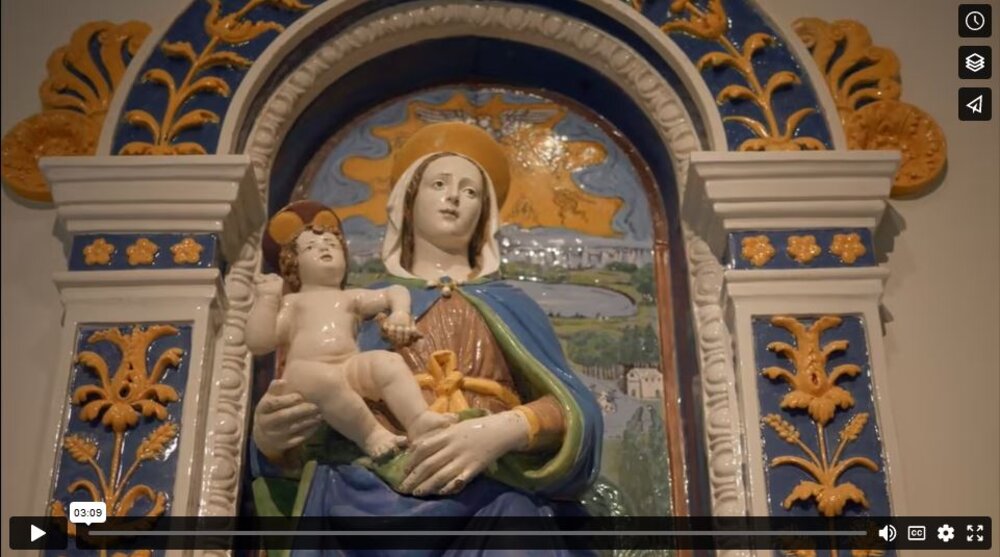 Screenshot eines Video: Figur einer Maria mit dem Jesuskind im Arm vor einem reichverzierten Torbogen