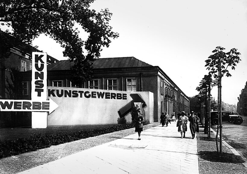 schwarz-weiß Fotografie des Museumsgebäude von der (heutigen) Prager Straße; links-mittig der große zweifache Schriftzug Kunstgewerbe