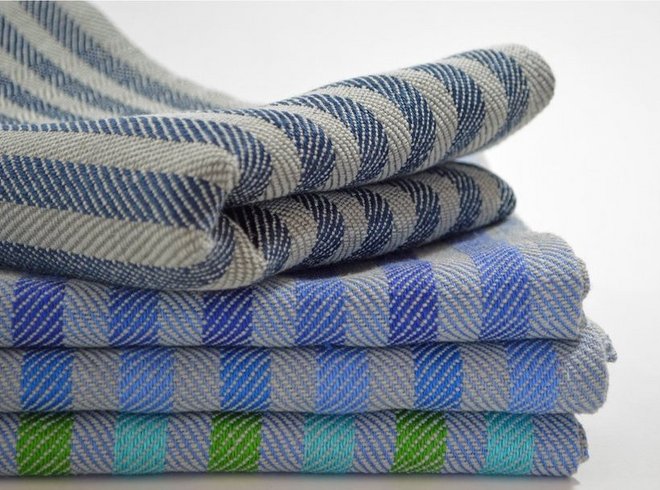 Verschiedenfarbige Stofftücher mit einem Streifen Muster