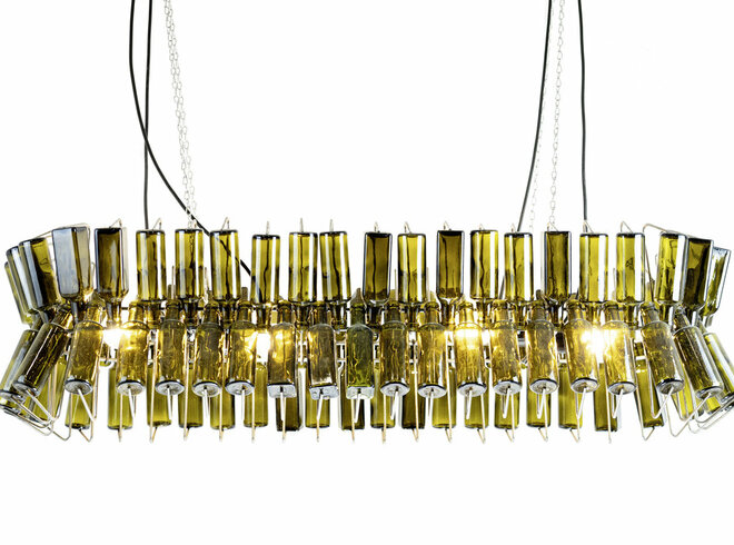 Eine moderne Hängelampe, bestehend aus zahlreichen transparenten Glasröhren mit gelblichem Schimmer, die in Reihen angeordnet und an dünnen Ketten befestigt sind, was eine leuchtende, luftige Struktur ergibt