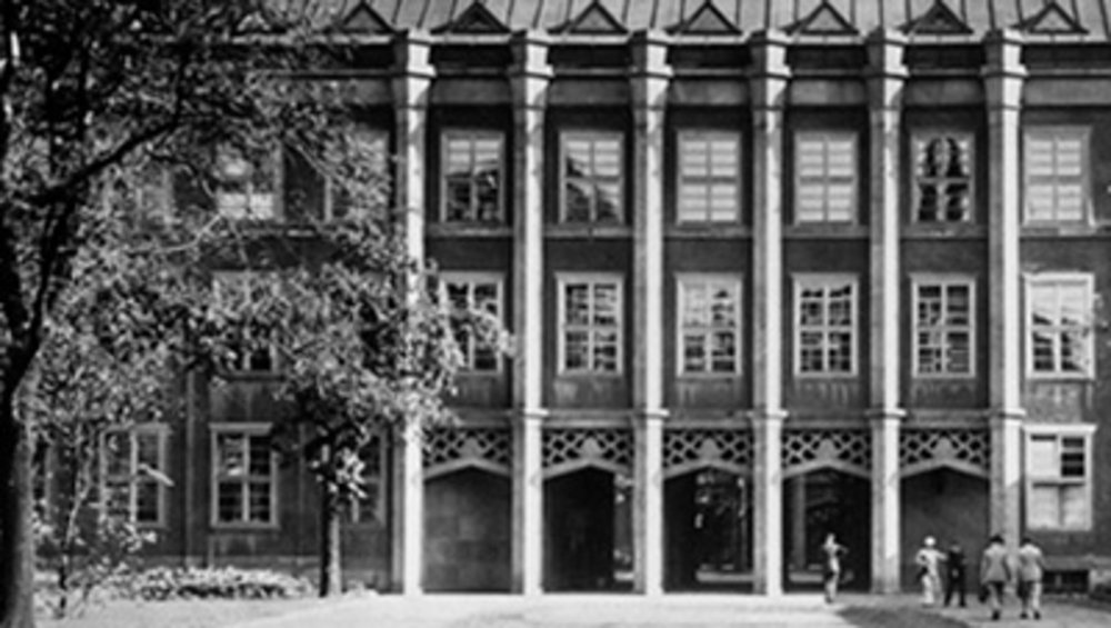 schwarz-weiß Fotografie des Gebäudes vom Innenhof betrachtet