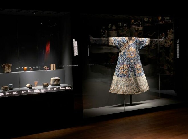April 2021: Frisch restauriert in der Dauerausstellung "Asiatische Kunst" ist diese chinesische Drachenrobe aus der Qing-Dynastie.