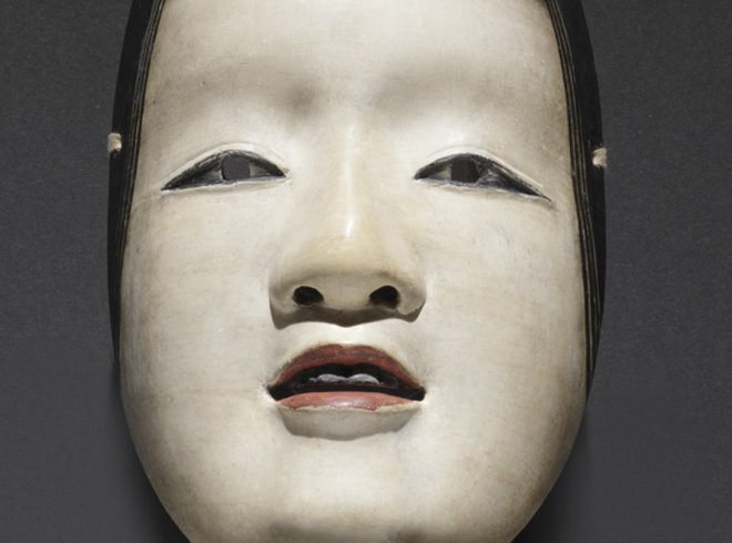 Maske einer jungen Frau, Foto: Christoph Sandig
