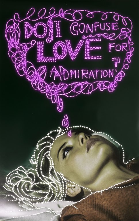 Liegende Person deren Umrisse mit einer Lichterkette verstärkt werden. Über Ihr eine Denkblase - "Do I Confuse Love For Admiration?"