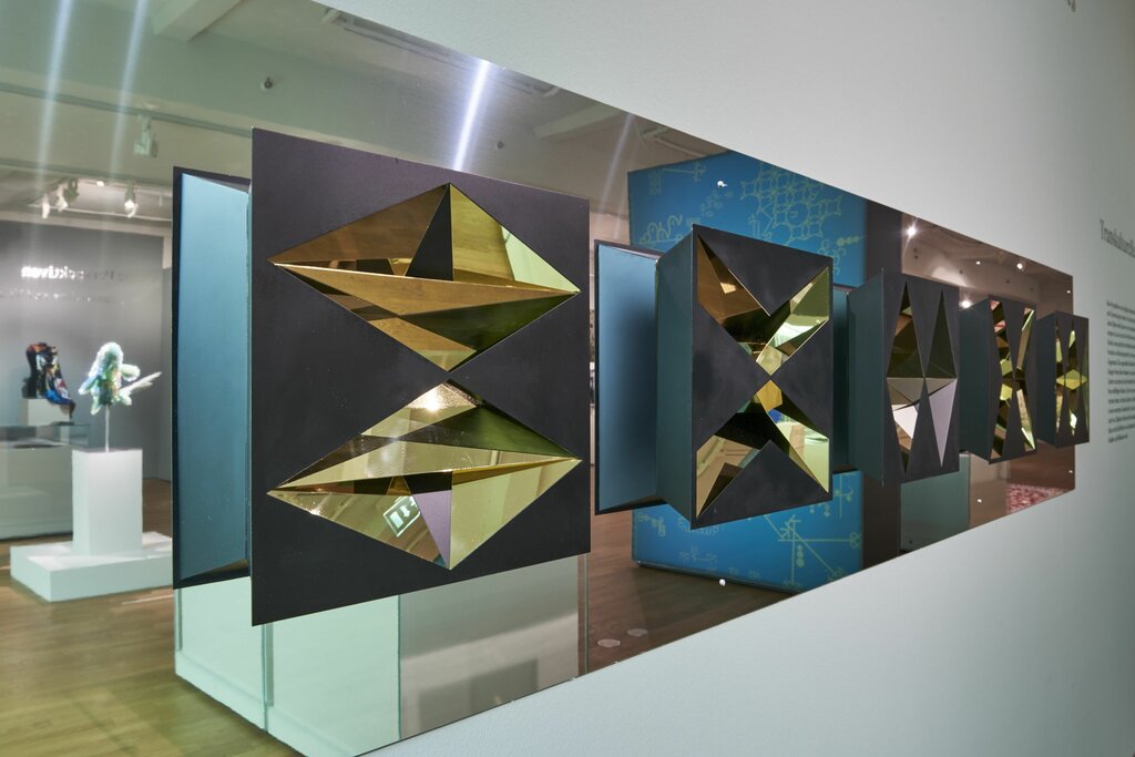 Innenansicht einer Kunstgalerie mit einer Vielfalt an ausgestellten Kunstwerken