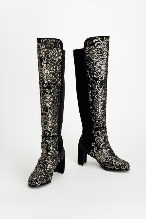 Schwarze, modische Stiefel aus den USA mit silbernen Verzierungen