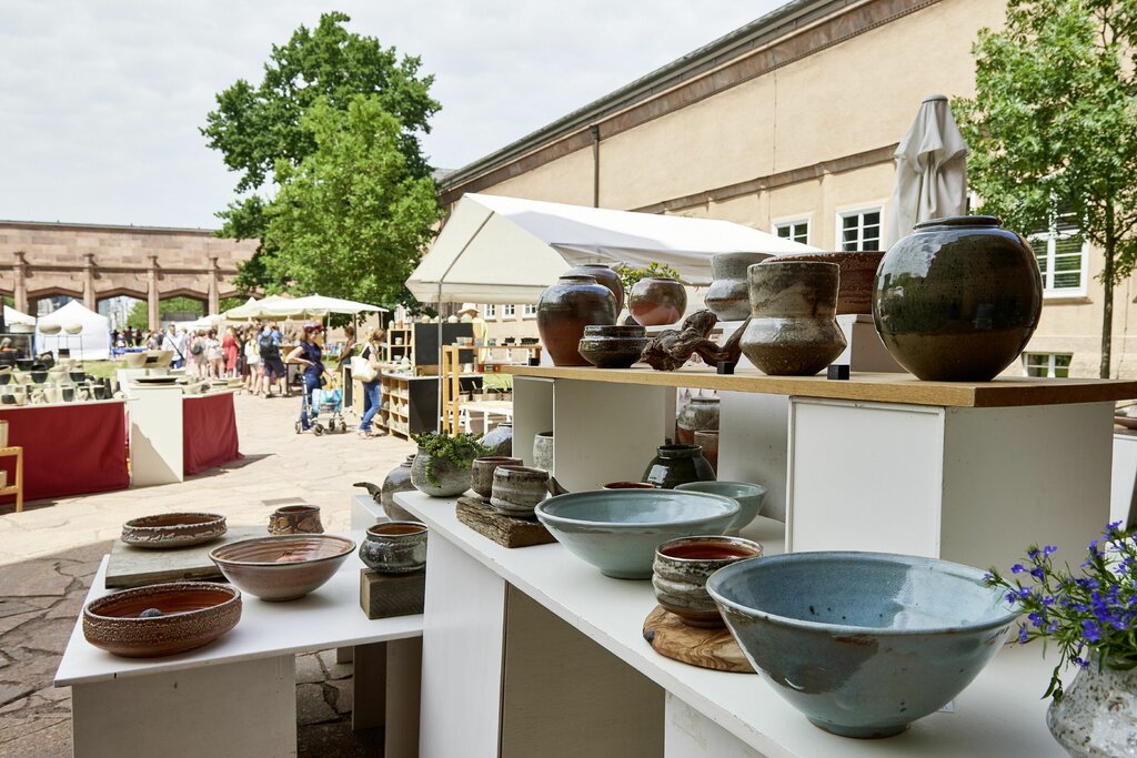 Ein Markt in Leipzig mit verschiedenen Keramik Kunstwerken