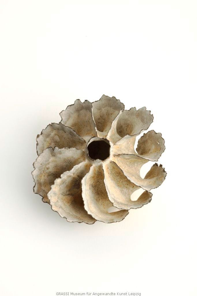 Ursula Morley-Price: Gefäßobjekt mit Lamellen, Foto: Christoph Sandig
