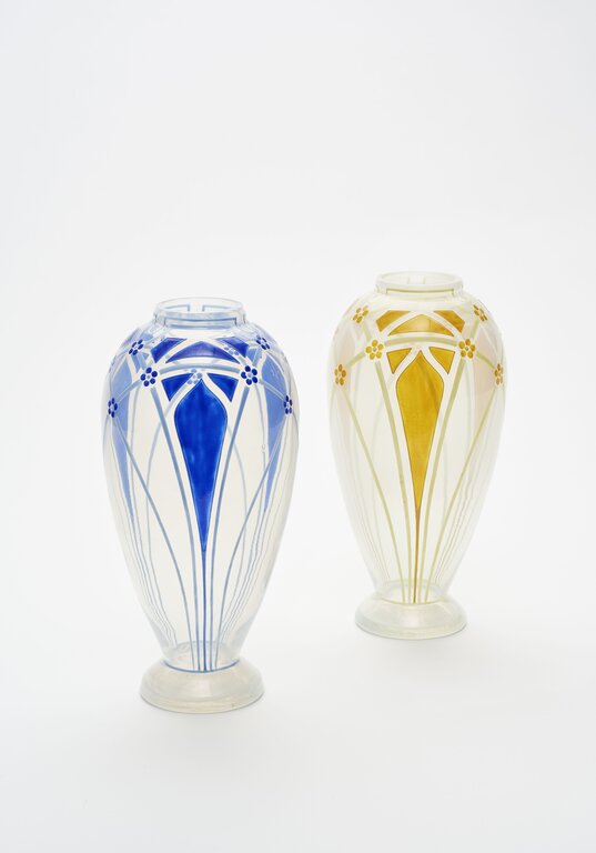 LN Pese Glas 10 a,b// Asset Id 118858 Zwei Vasen Entwurf: Ludwig Sütterlin, Berlin, 1903 Ausführung: Fritz Heckert, Petersdorf Glas, bemalt Schenkung Sammlung Pese, Nürnberg, 2020; Creditline: GRASSI MAK, Leipzig. Aufnahme: Felix Bielmeier