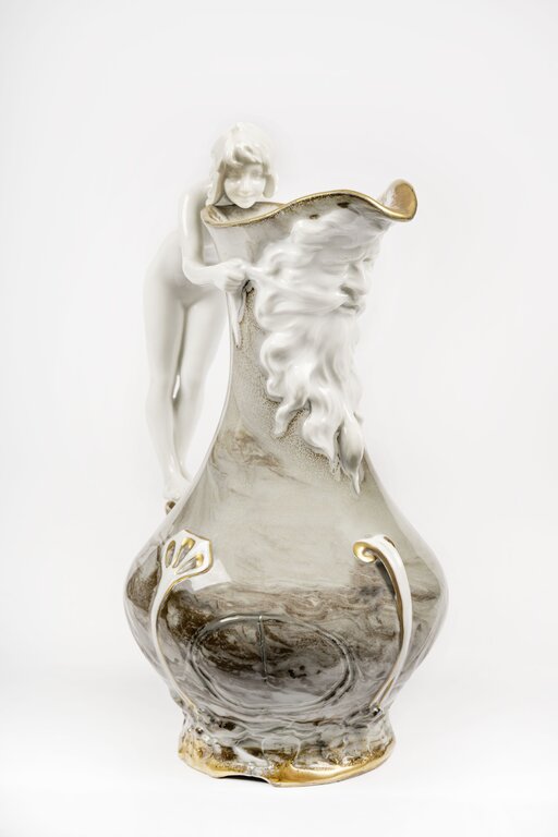 Vase in Form einer Kanne mit figürl. Darstellung; Entwerfer: Adolf Oppel, Nürnberg; Hersteller: Philipp Rosenthal & Co. 1900 bis 1903, Kronach; Porzellan, marmoriert und glasiert, teilweise vergoldet. Auflage in Pâte-sur-pâte-Technik; Foto: F. Bielmeier