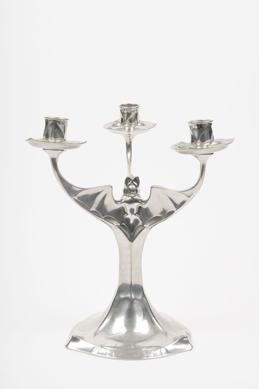 Leuchter, dreiflammig; Entwerfer: Hugo Leven (zugeschrieben); Hersteller: Fabrik kunstgewerblicher Metallgegenstände J.P. Kayser Sohn 1901/1902, Krefeld; Zinn, gegossen; Schenkung Sammlung Pese, Nürnberg, 2020; Creditline: GRASSI MAK, F. Bielmeier