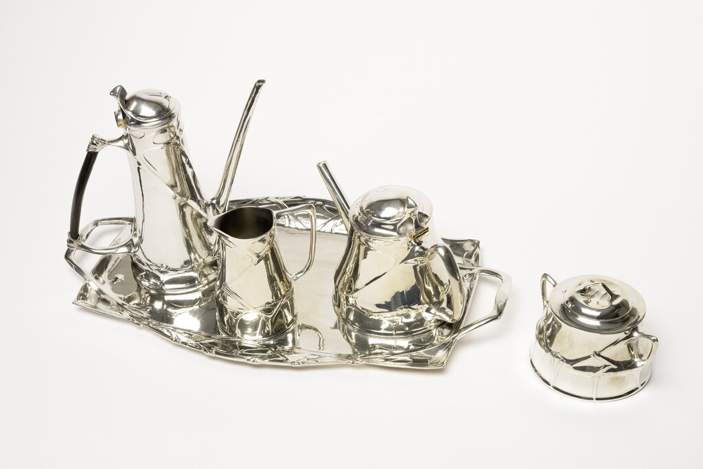 Kaffee- und Teekern; Entwurf: Friedrich Adler; Hersteller: Kunstgewerbliche Metallwarenfabrik Orion 1904, Nürnberg; Zinn, Ebenholz; Schenkung Sammlung Pese, Nürnberg, 2020; Creditline: GRASSI MAK, Leipzig. Aufnahme: Felix Bielmeier