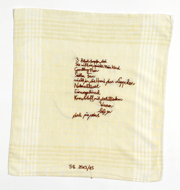 Sabine Groschup 3 Blutstropfen drei 2013/15 Textil/Textobjekt (Unikat) TdT #1 // a. d. Zyklus 101 Taschentücher der Tränen (2013–2017) 40,5 x 42 cm © Bildrecht, Wien 2023