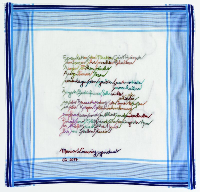 Sabine Groschup Epauletten der Mutters Geist Hände Maria Lassnig gewidmet 2017 Textil/Textobjekt (Unikat) TGg #4 // a. d. Zyklus in Progress Taschentuchgedichte, gewidmet (seit 2016) Taschentuchprovenienz: Elisabeth Zimmermann 38 x 39 cm © Bildrecht, Wien 2023