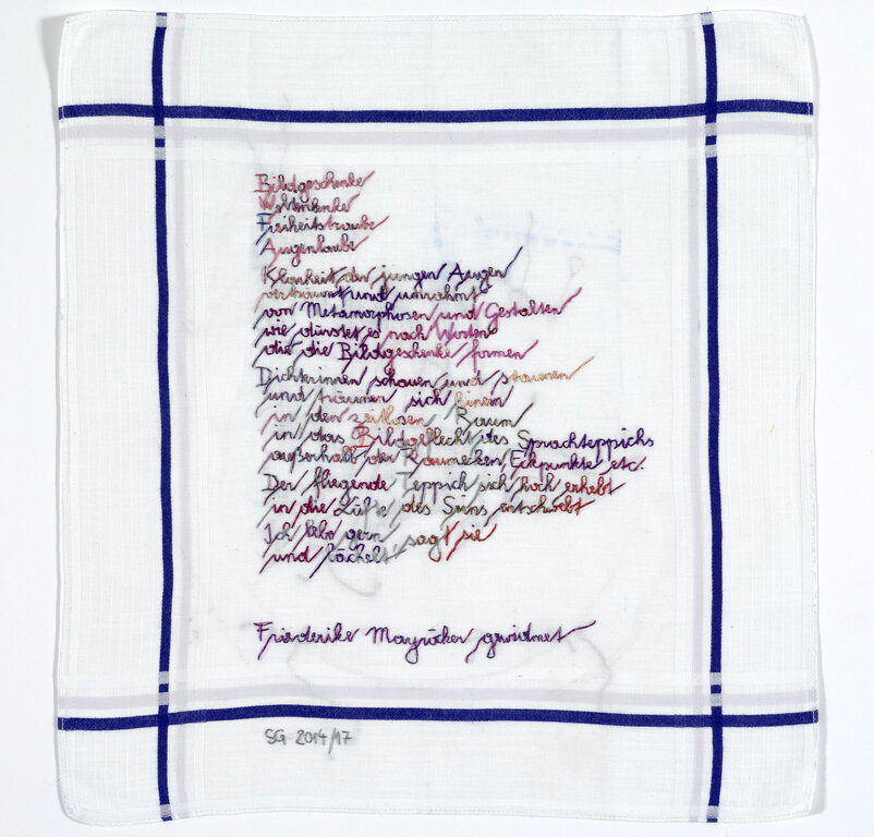 Sabine Groschup Bildgeschenke Friederike Mayröcker gewidmet 2014/2017 Textil/Textobjekt (Unikat) TGg #10 // a. d. Zyklus in Progress Taschentuchgedichte, gewidmet (seit 2016) Taschentuchprovenienz: Peter Gumpinger 39,5 x 37,5 cm © Bildrecht, Wien 2023