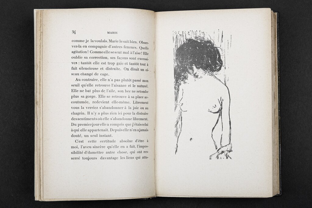 Fotografie einer Doppelseite eines Buches; linke Seite mit Text; rechte Seite schwarz-weißer Akt einer Frau mit gesenktem Kopf, sie ist nur von Kopf bis Hüfte zu sehen
